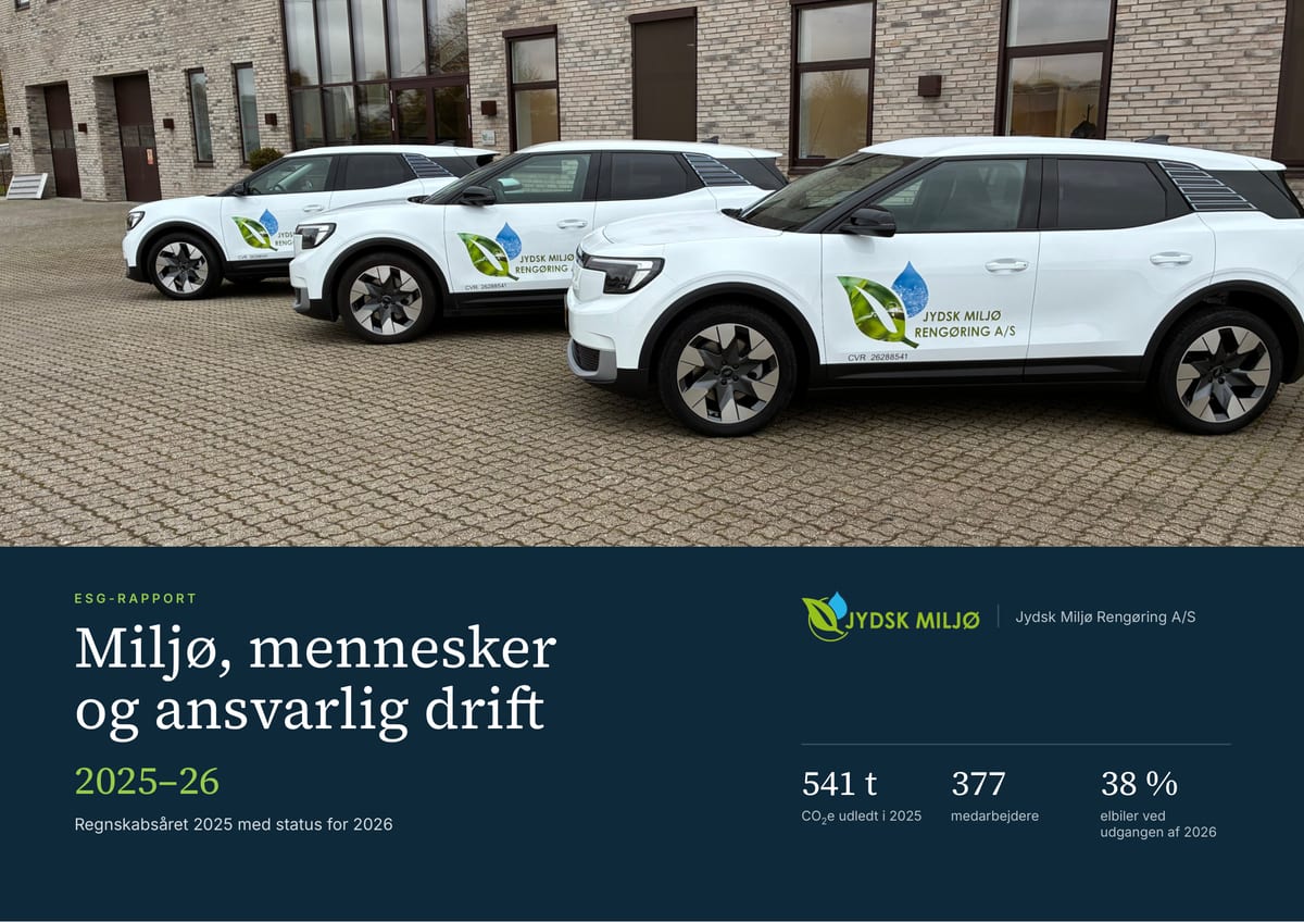 Forsiden af ESG-rapport 2025–26: tre elbiler med Jydsk Miljø-logo foran hovedkontoret i Horsens