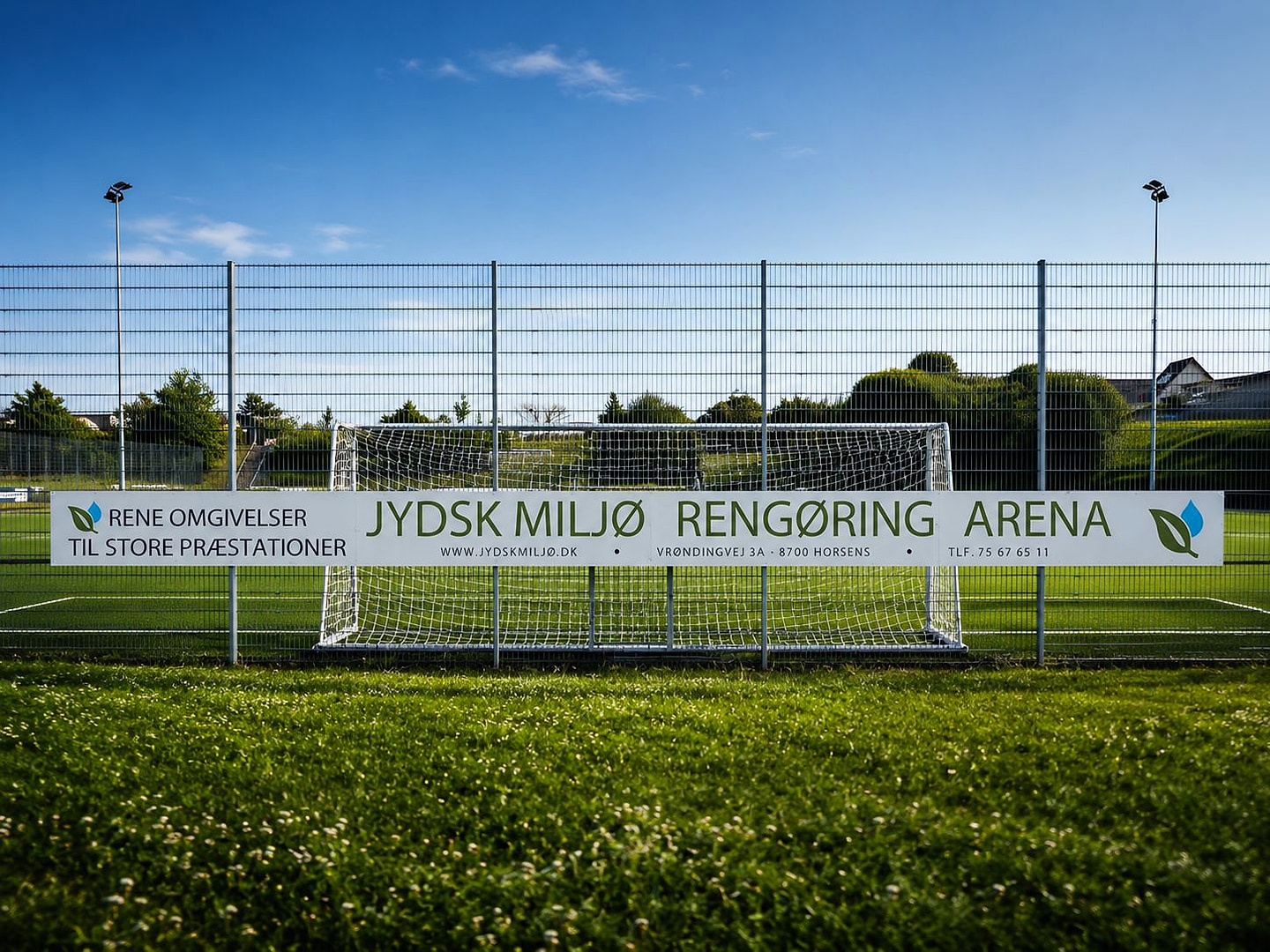 Banen Jydsk Miljø Rengøring – Kunst Arena med banneret på målet