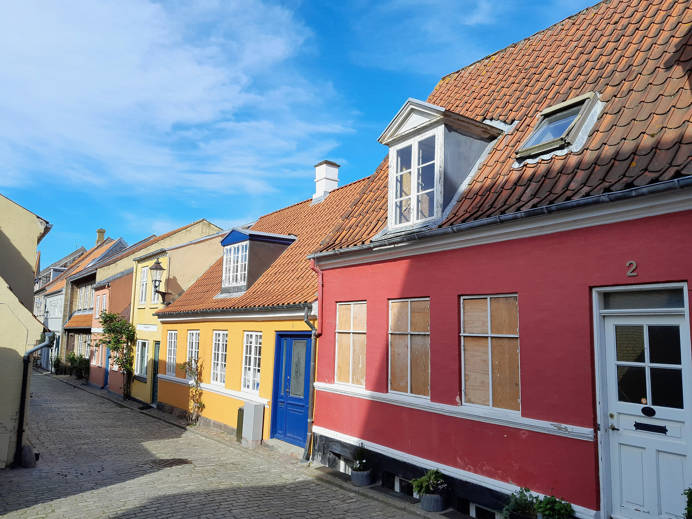 Farverige gamle huse i en brostensgade i Faaborg