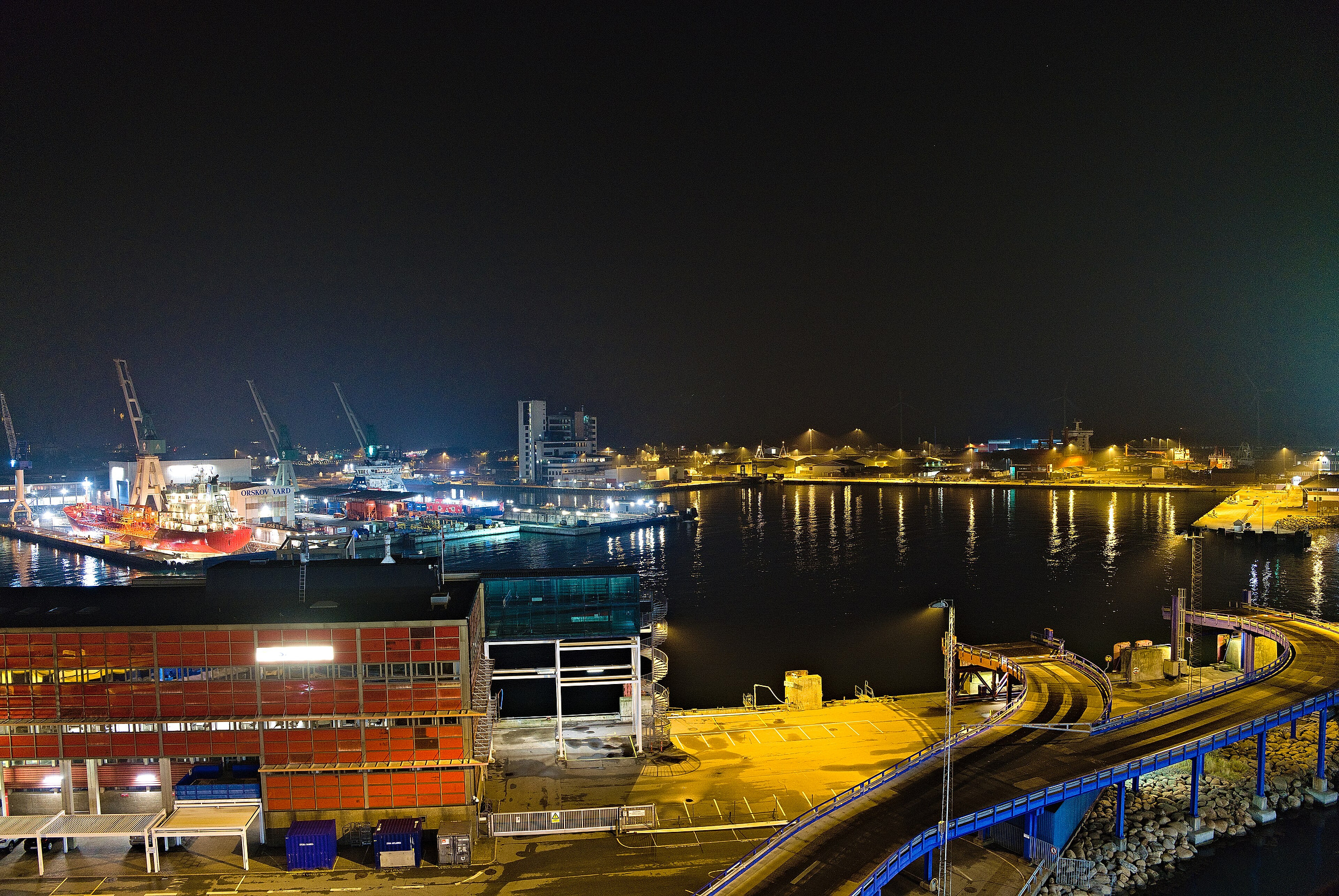 Frederikshavn Havn oplyst om aftenen
