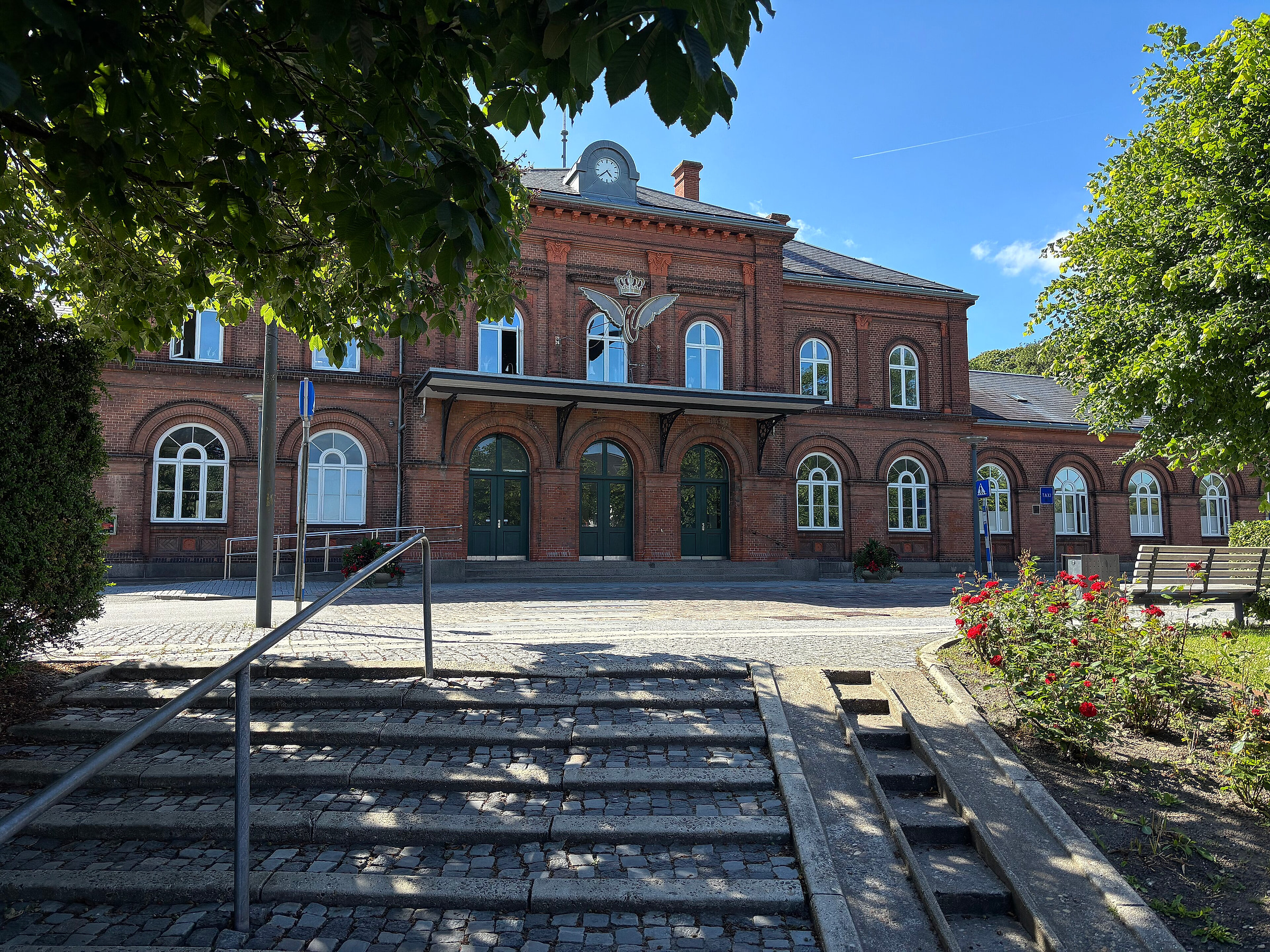 Hobro Station i røde mursten en sommerdag