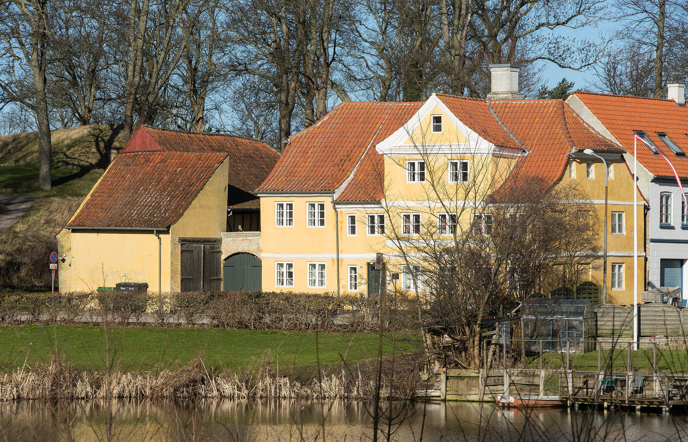 Gule og røde huse ved vandet i Nyborg