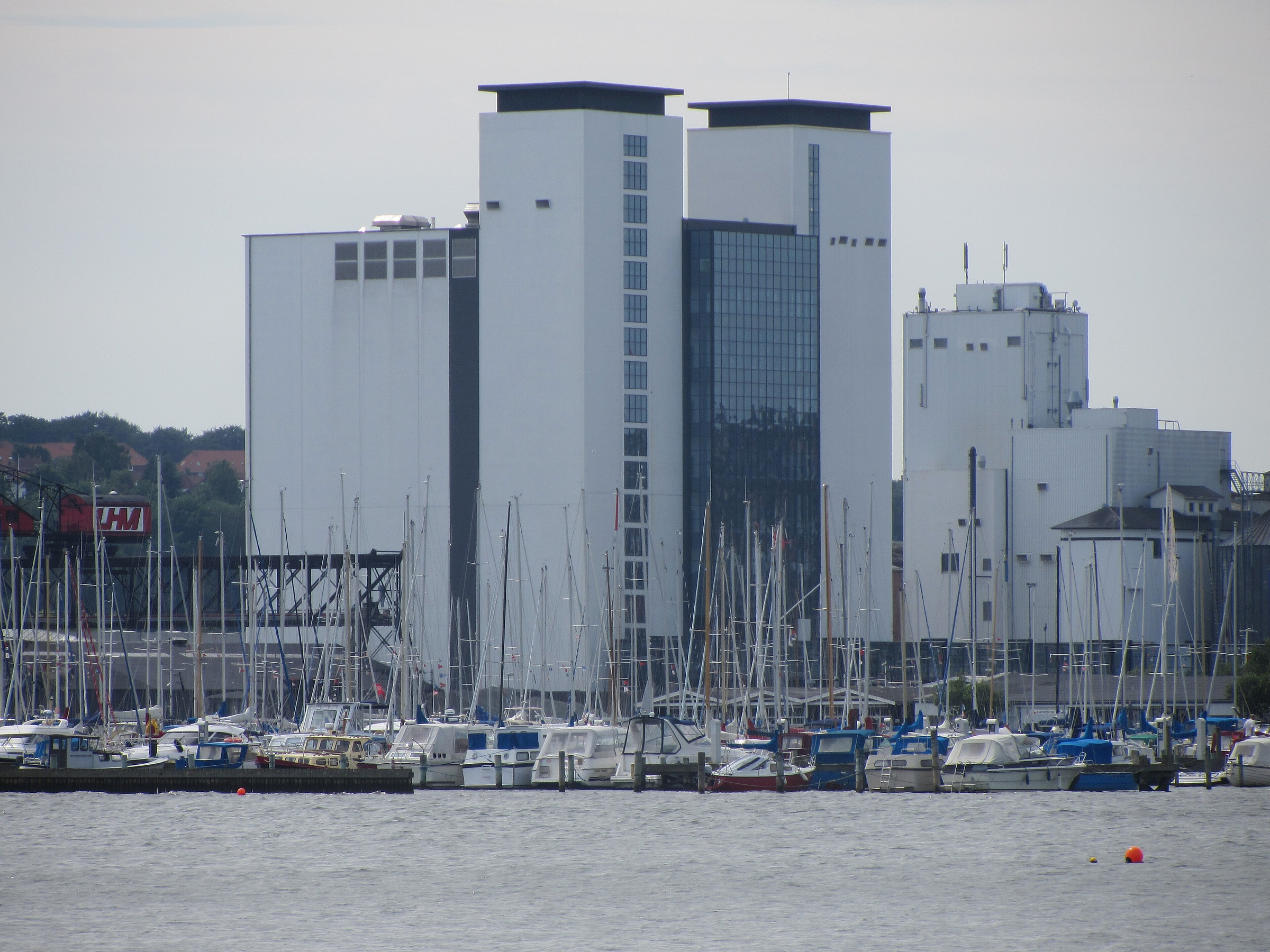 Lystbådehavnen i Vejle med høje bygninger bag