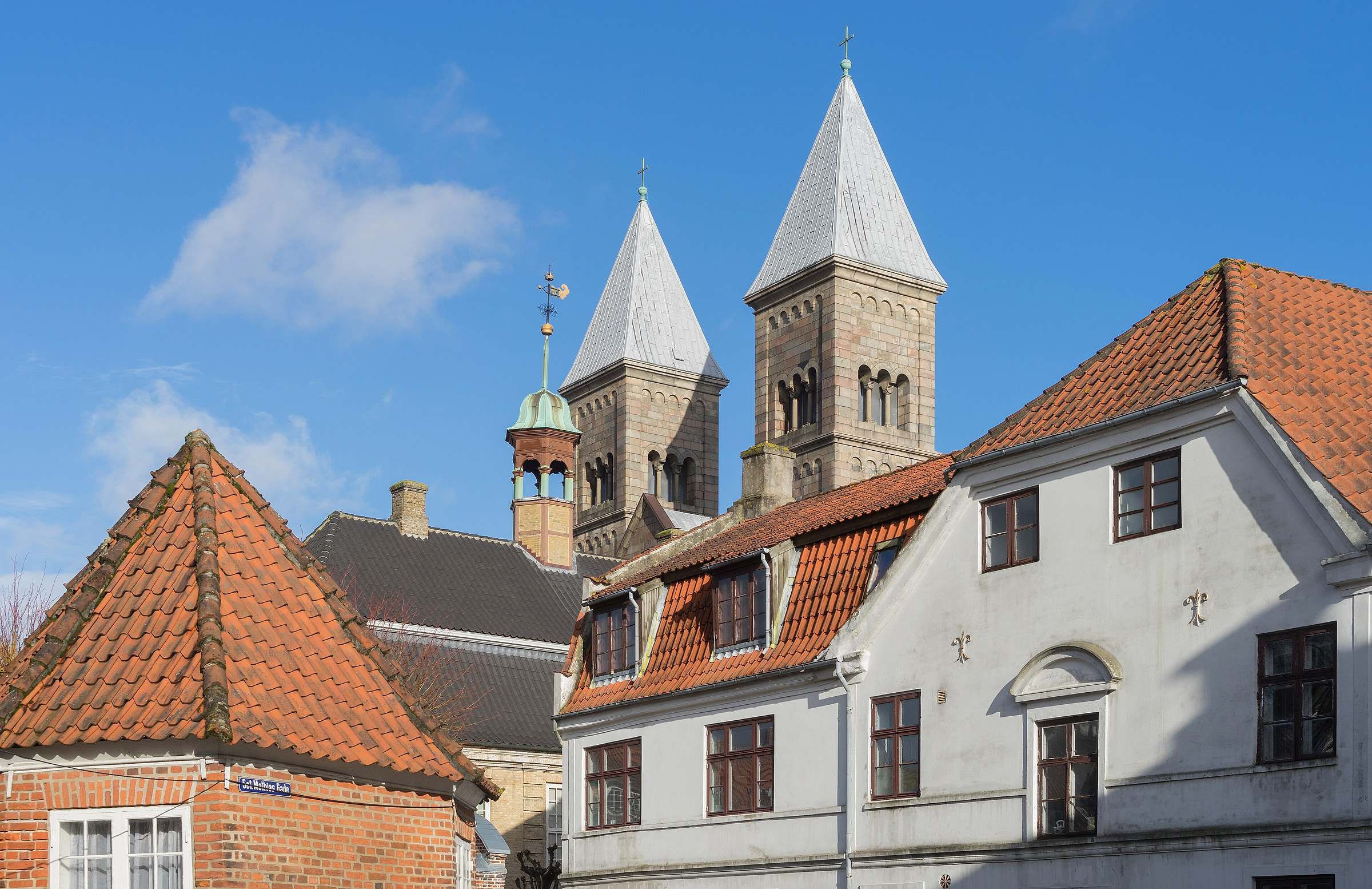 Viborg Domkirkes to tårne over gamle huse