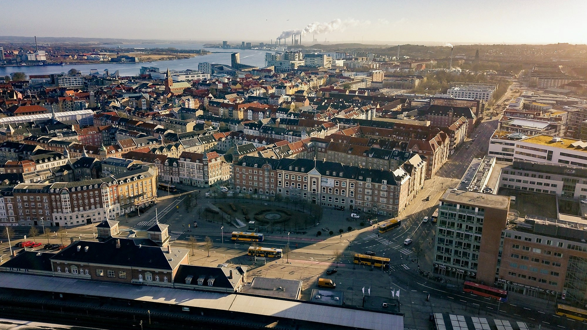 Aalborg set fra oven med tage og gader i midtbyen