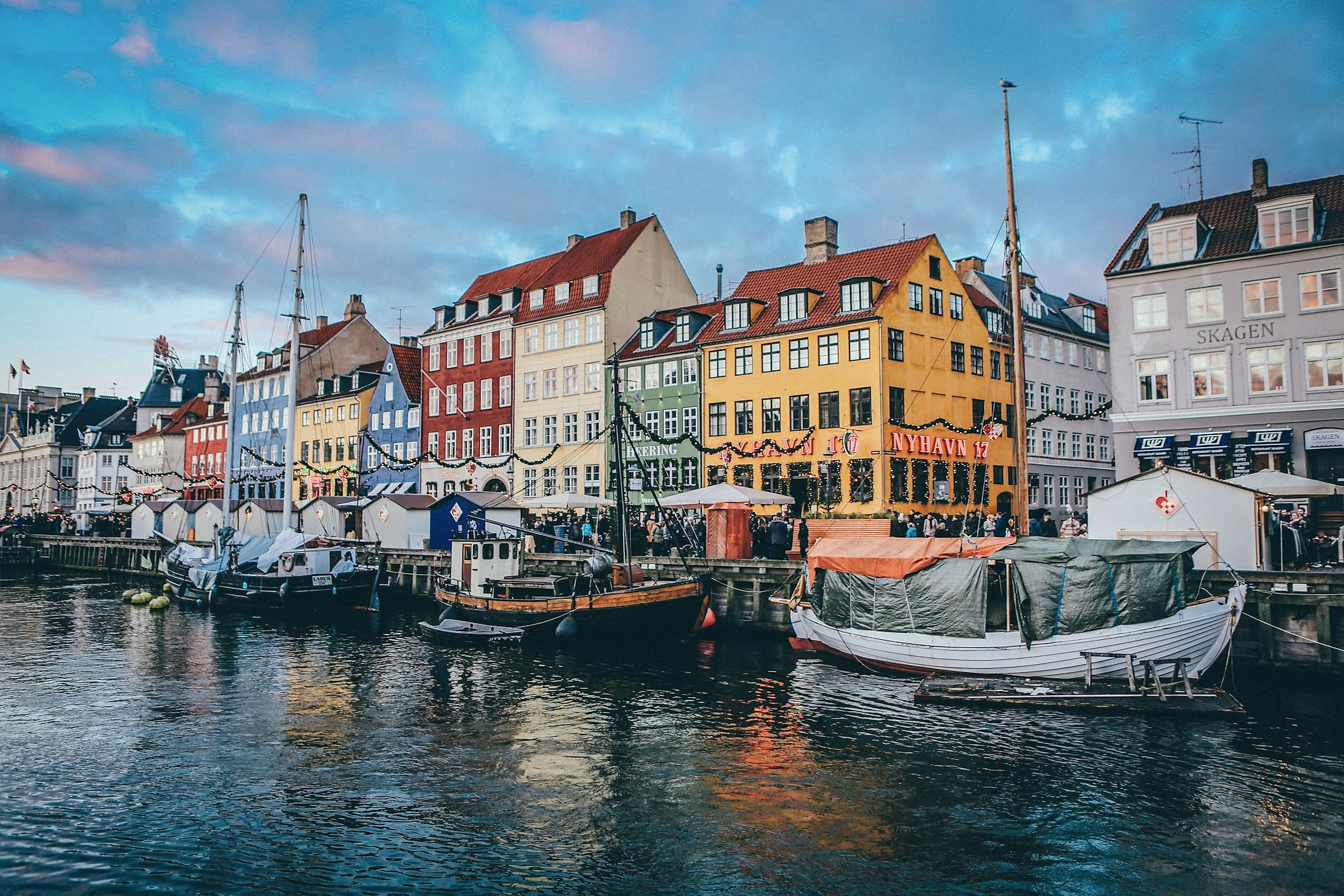 Både og farverige huse i Nyhavn i København