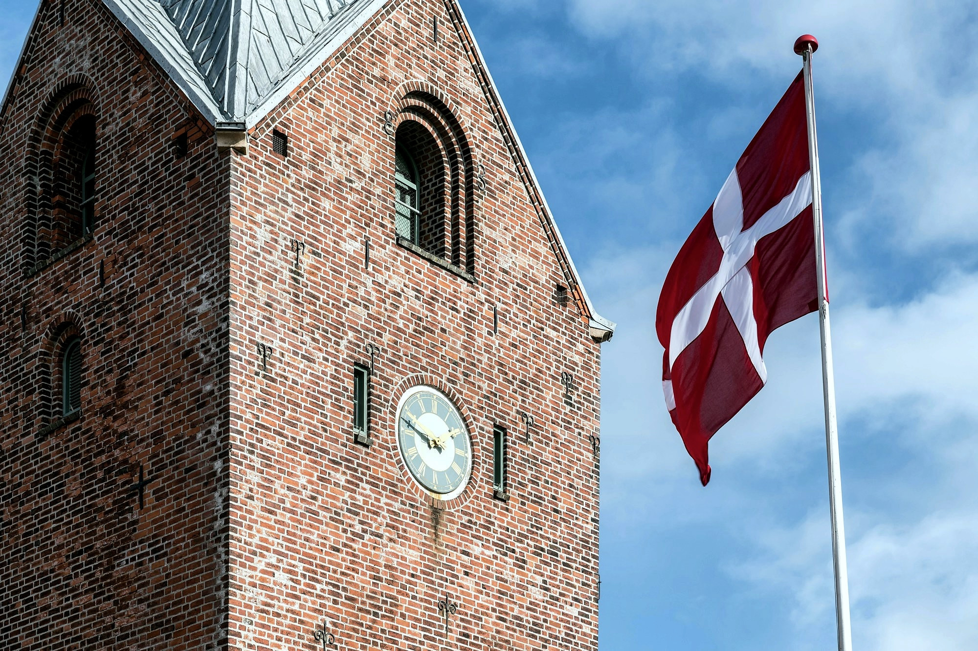 Rød murstensbygning og Dannebrog i Ringkøbing