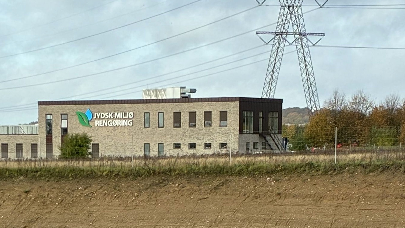 Jydsk Miljøs hovedkontor på Vrøndingvej i Horsens med logoet på facaden