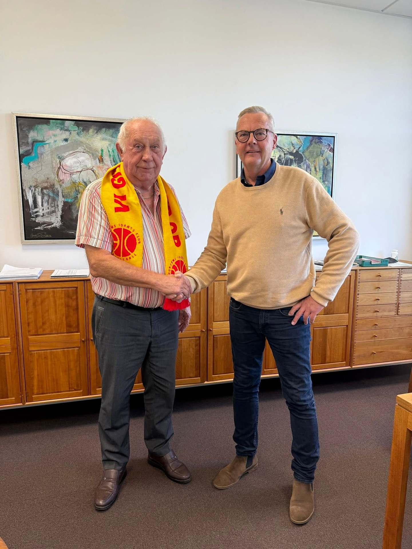 Håndtryk på sponsoraftalen mellem Jydsk Miljø og basketballklubben Horsens IC