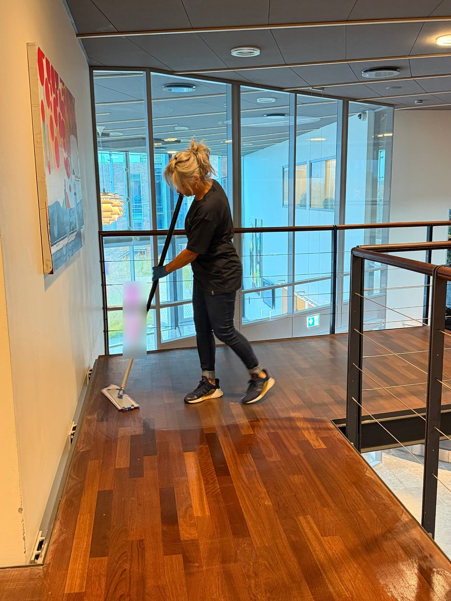 Medarbejder fra Jydsk Miljø mopper et trægulv