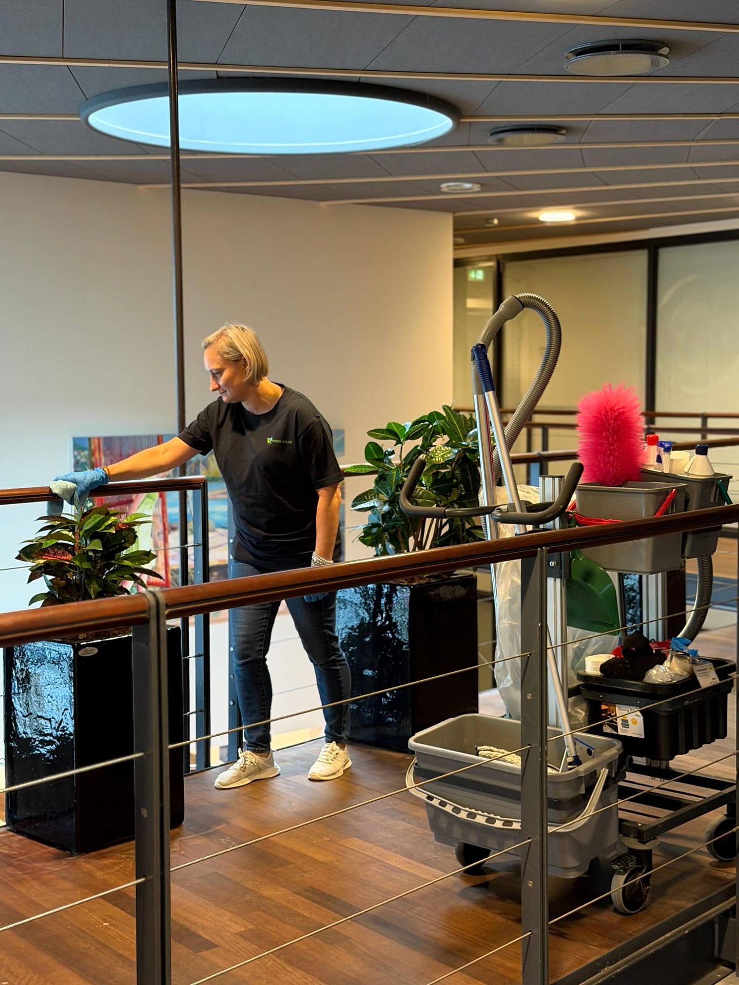 Medarbejder tørrer et gelænder af